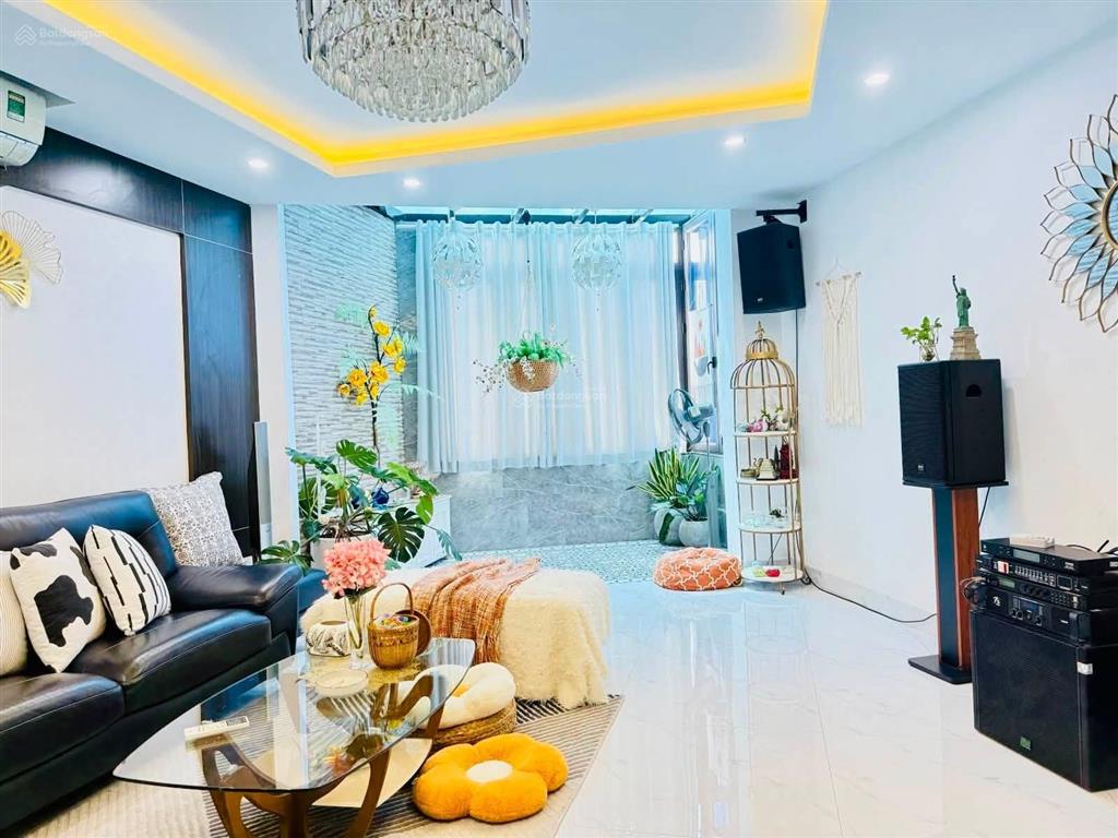 Bán nhà nguyễn khánh toàn  8 tầng thang máy  lô góc  2 mặt ngõ  ô tô tránh  view thoáng