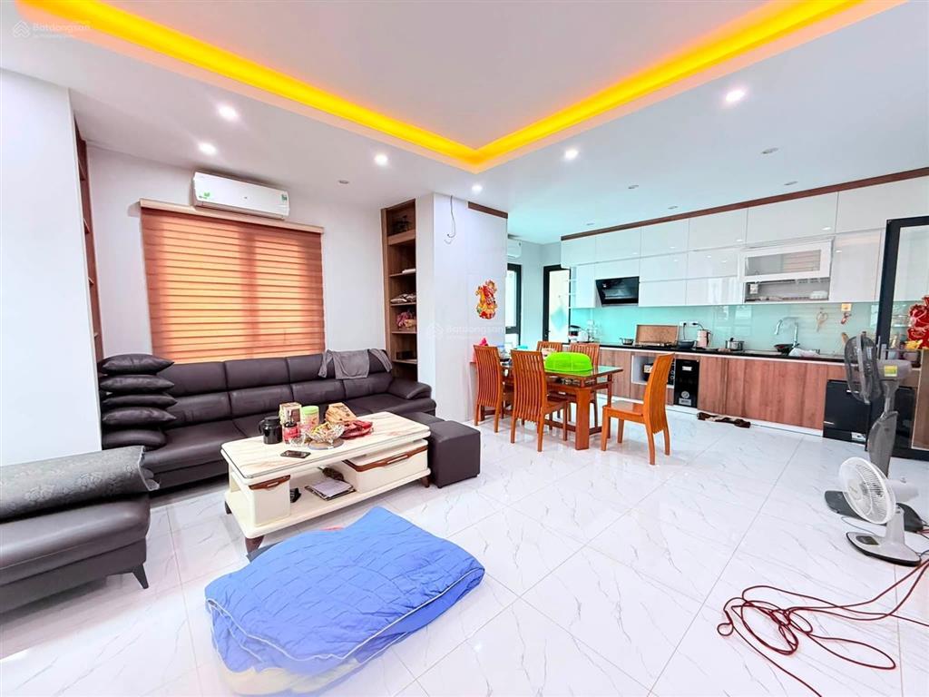 Bán nhà nguyễn khang  7 tầng  lô góc 2 mặt thoáng  ô tô vào nhà  ngõ thông