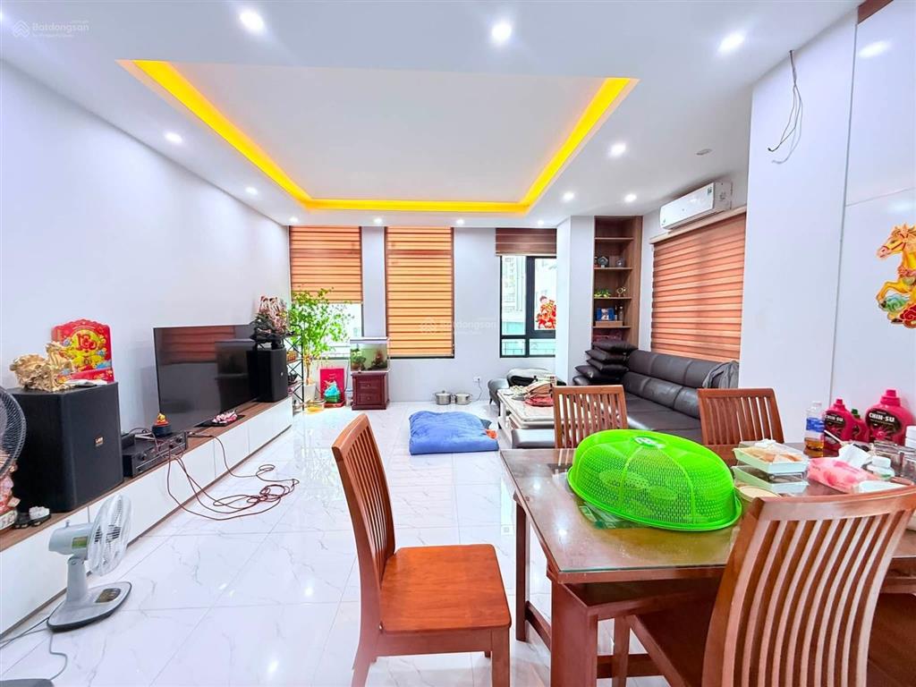 Bán nhà nguyễn khang  7 tầng  lô góc 2 mặt thoáng  ô tô vào nhà  ngõ thông
