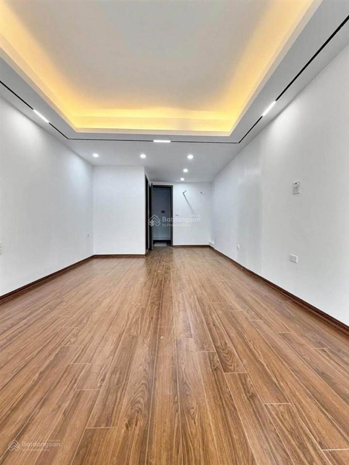 Bán nhà trần quốc hoàn  phân lô ô tô tránh  7 tầng thang máy  ngõ thông  full nội thất