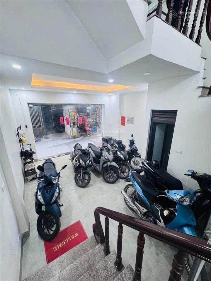 Bán nhà dịch vọng  lô góc  2 thoáng  ngõ thông  ô tô đỗ cửa  vị trí đẹp