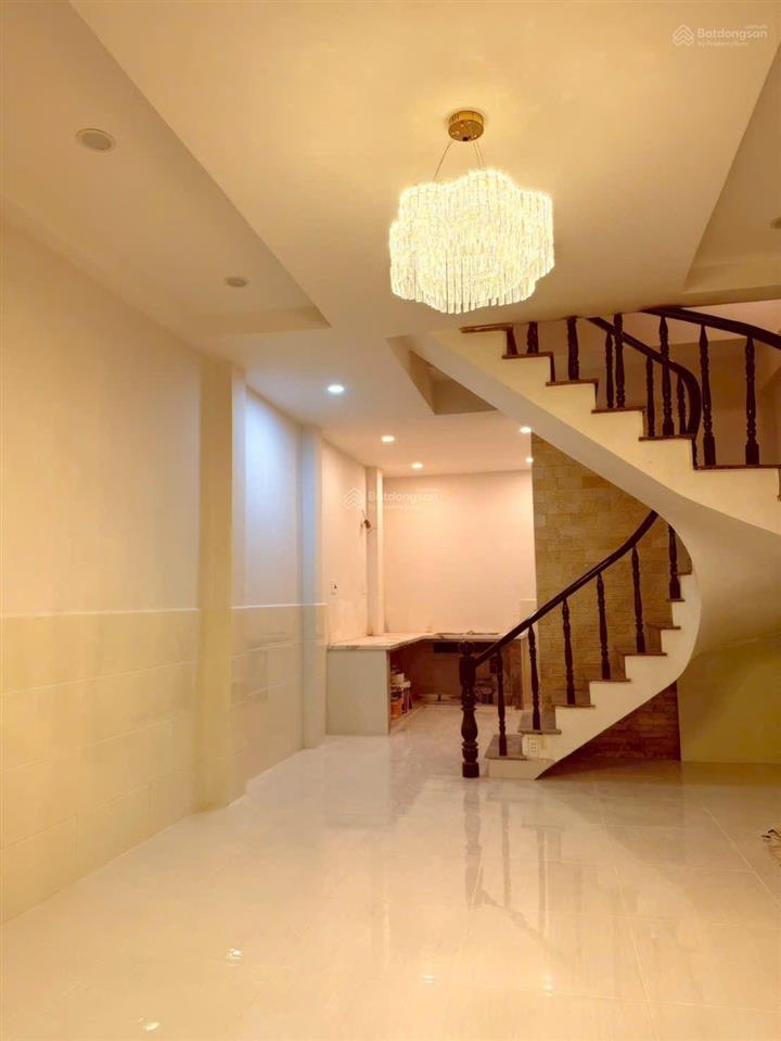 Chủ nhà cần bán nhà 3ty700 trieu
4 x 9m 1 lầu + 2p + tolet sh hoàn công ,trung tâm q8, thuận tiện