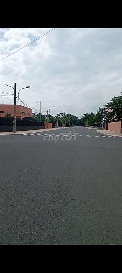 nhà đối diện trường học quốc tế DT 7 x 19.5m 1 lầu 