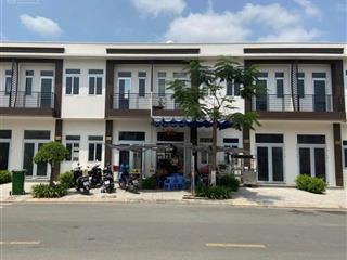 Nhà phố giá rẻ nằm ngay trung tâm thị trấn bến lức chỉ 1tỷ400  sổ hồng có sẵn  công chứng ngay