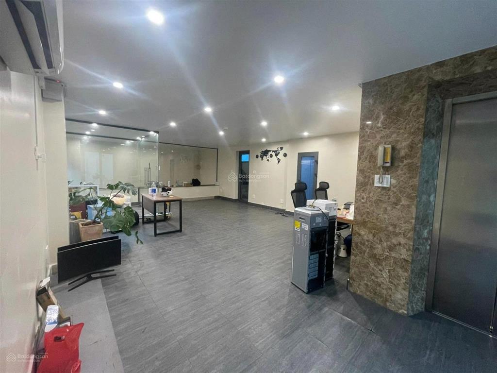 Tòa nhà đẹp cho thuê mặt tiền đường lớn