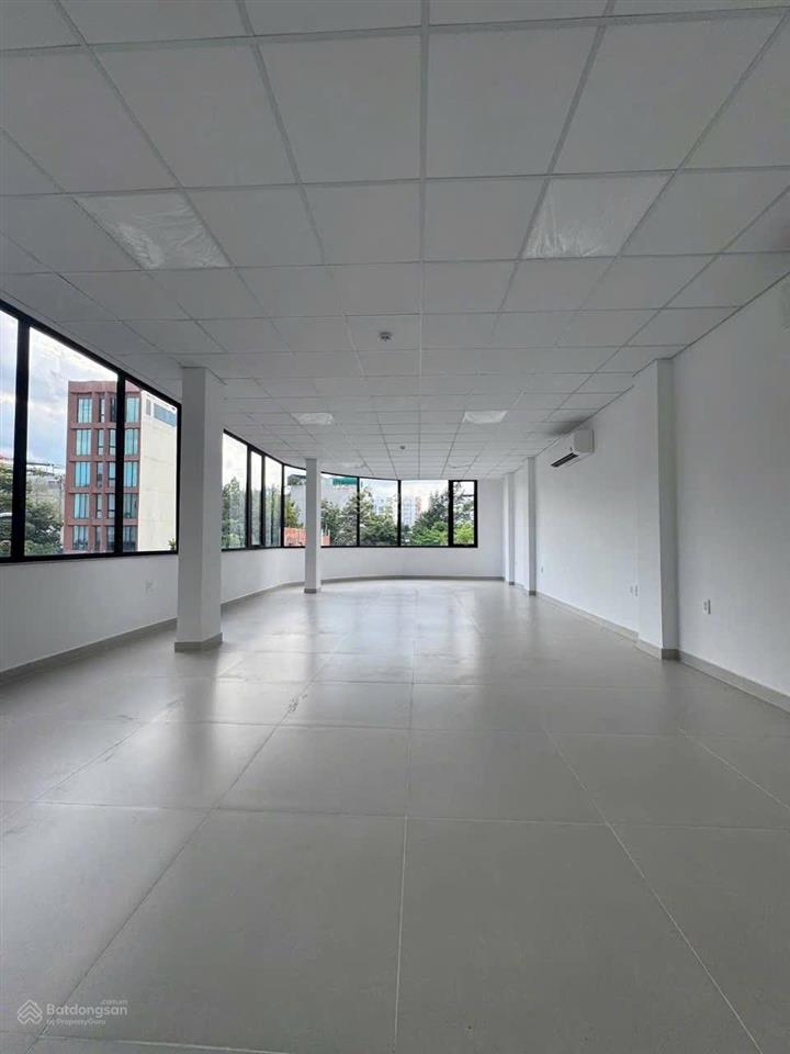 Cho thuê tòa nhà góc 2 mặt tiền 40 tạ hiện, quận 2