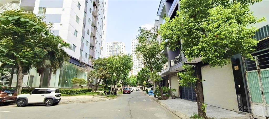 Chính chủ cần tiền bán gấp nhà quận 7 dt 240m² 3 tầng 5pn giá cực tốt chỉ 14.6 tỷ thương lượng