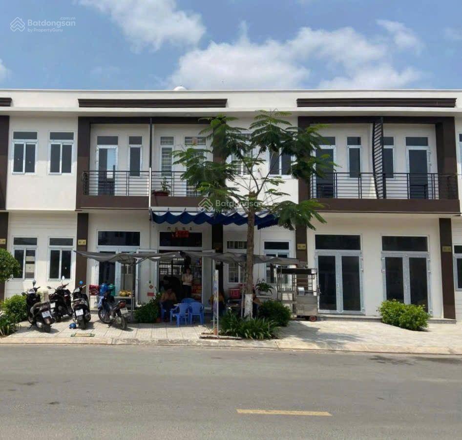 Bán gấp căn nhà phố 1 trệt 1 lững 1 lầu, sổ hồng riêng. giá 1,6 tỷ, ngay thị trấn bến lức