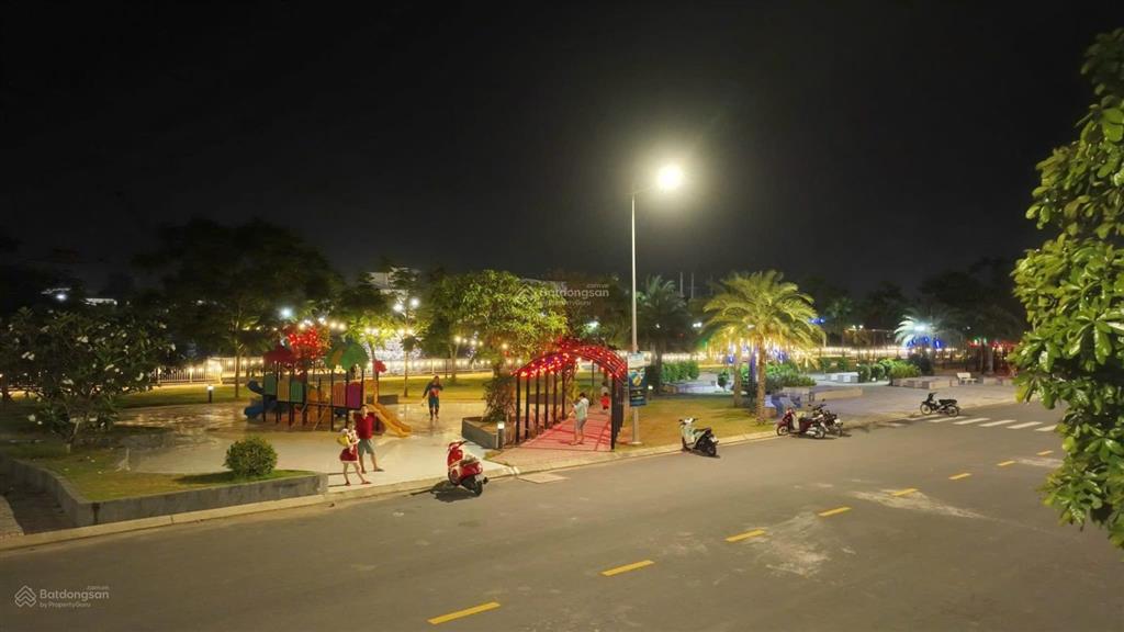 Bán gấp căn nhà phố 1 trệt 1 lững 1 lầu, sổ hồng riêng. giá 1,6 tỷ, ngay thị trấn bến lức