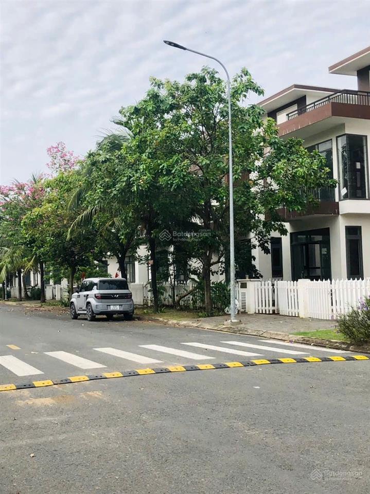 Bán gấp căn nhà phố 1 trệt 1 lững 1 lầu, sổ hồng riêng. giá 1,6 tỷ, ngay thị trấn bến lức
