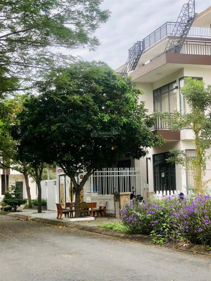 Bán gấp căn nhà phố 1 trệt 1 lững 1 lầu, sổ hồng riêng. giá 1,6 tỷ, ngay thị trấn bến lức