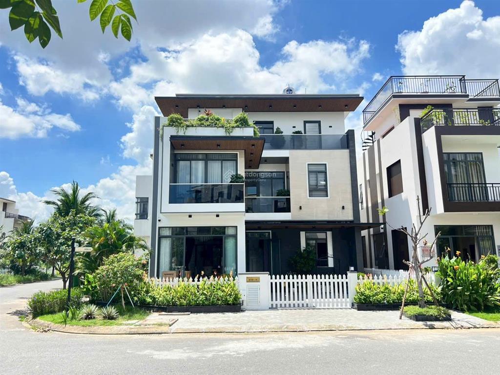 Bán gấp căn nhà phố 1 trệt 1 lững 1 lầu, sổ hồng riêng. giá 1,6 tỷ, ngay thị trấn bến lức
