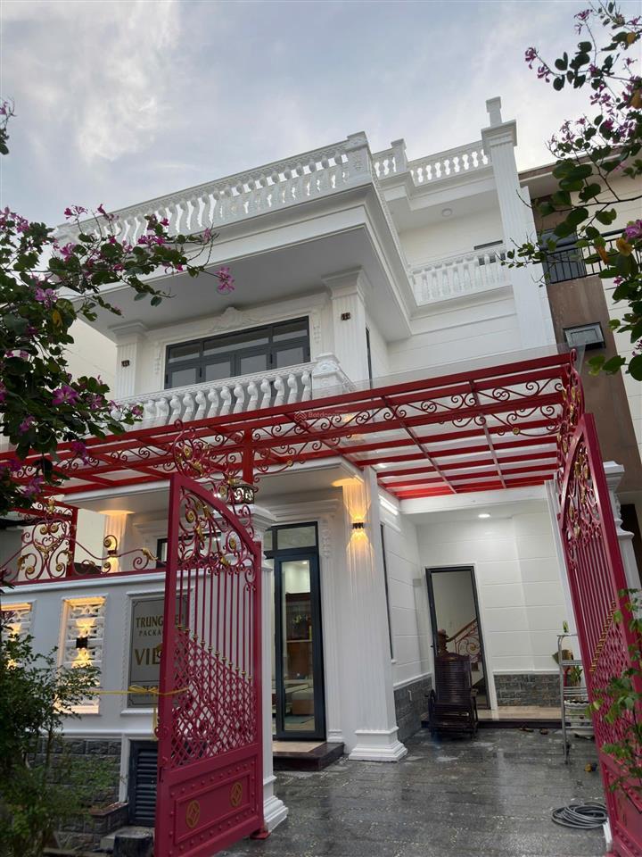 Bán gấp căn nhà phố 1 trệt 1 lững 1 lầu, sổ hồng riêng. giá 1,6 tỷ, ngay thị trấn bến lức