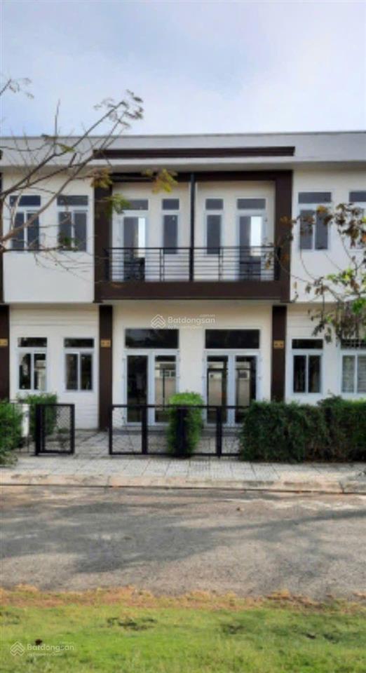 Bán gấp căn nhà phố 1 trệt 1 lững 1 lầu, sổ hồng riêng. giá 1,6 tỷ, ngay thị trấn bến lức