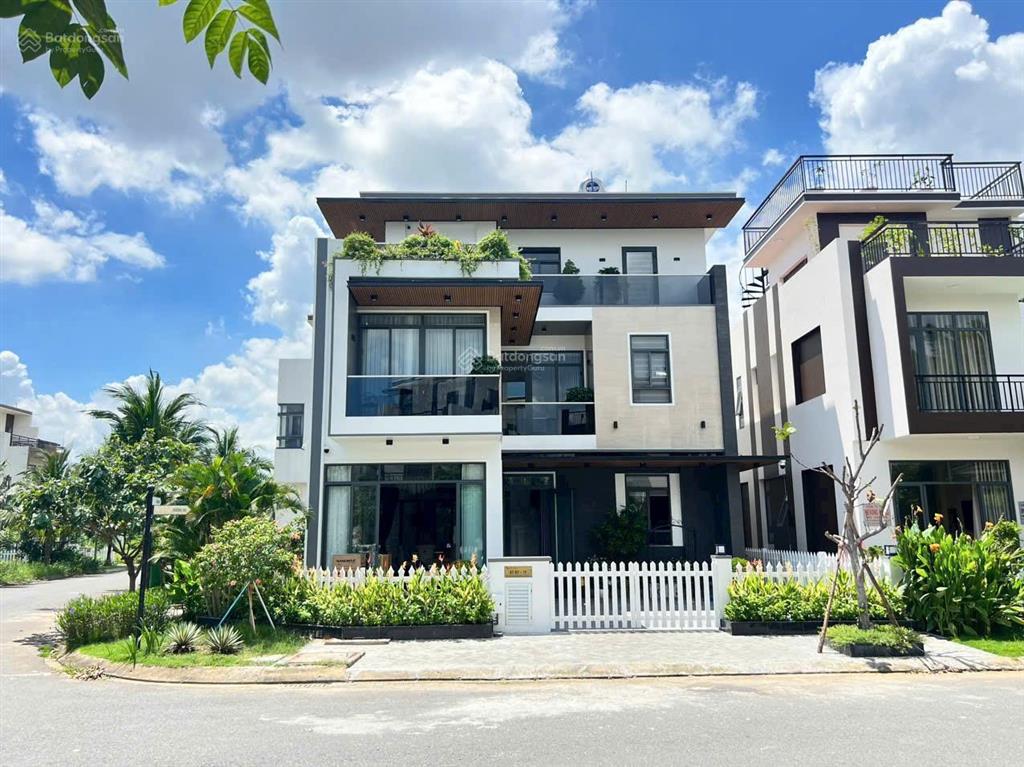Bán gấp căn nhà phố 1 trệt 1 lững 1 lầu, sổ hồng riêng. giá 1,6 tỷ, ngay thị trấn bến lức