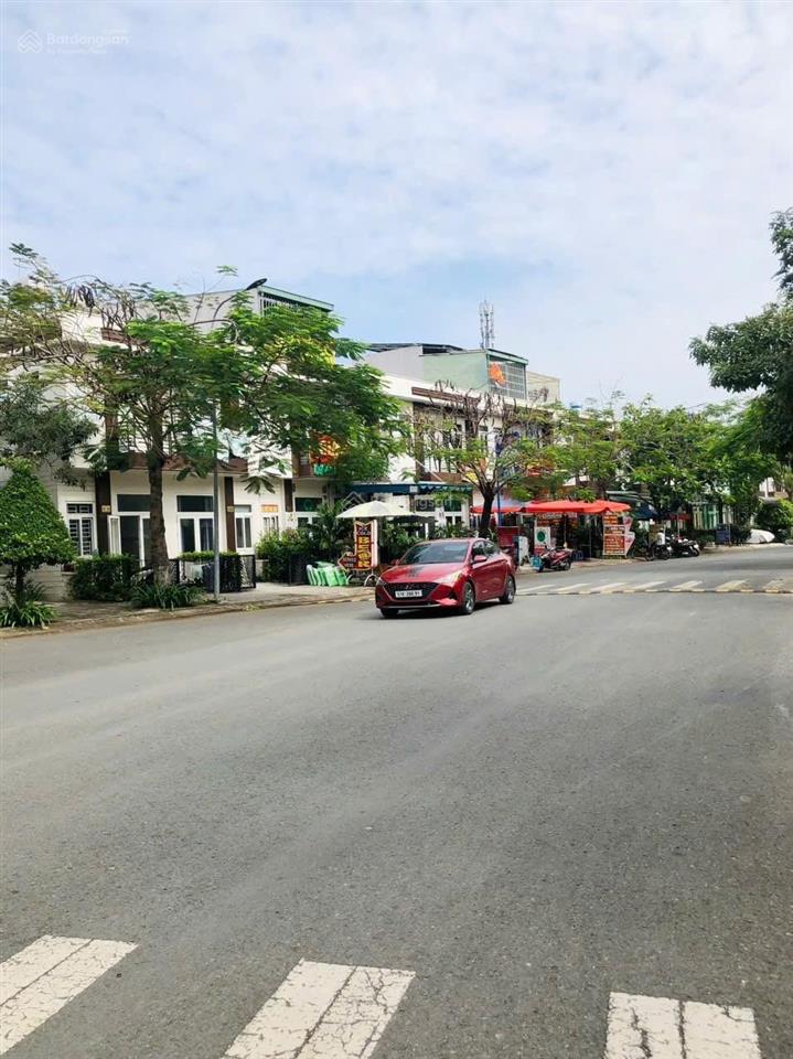 Bán gấp căn nhà phố 1 trệt 1 lững 1 lầu, sổ hồng riêng. giá 1,6 tỷ, ngay thị trấn bến lức