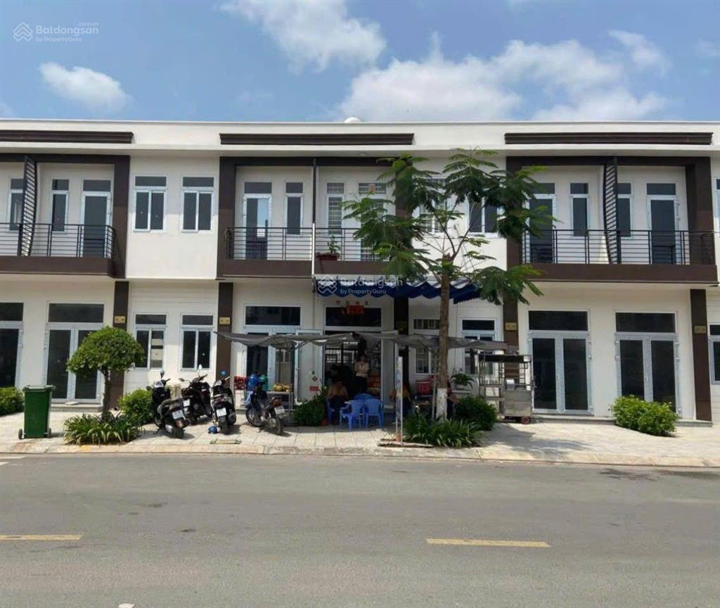Bán gấp căn nhà phố 1 trệt 1 lững 1 lầu, sổ hồng riêng. giá 1,6 tỷ, ngay thị trấn bến lức