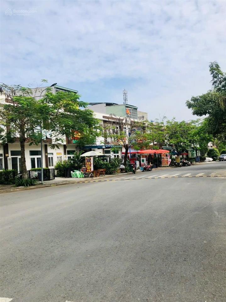 Bán gấp căn nhà phố 1 trệt 1 lững 1 lầu, sổ hồng riêng. giá 1,6 tỷ, ngay thị trấn bến lức