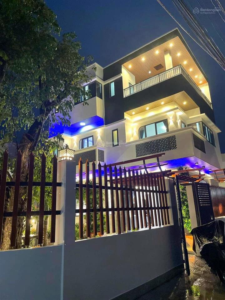 Bán gấp căn nhà phố 1 trệt 1 lững 1 lầu, sổ hồng riêng. giá 1,6 tỷ, ngay thị trấn bến lức