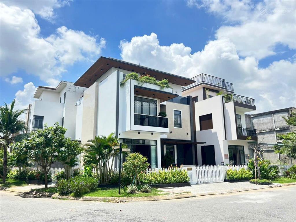 Bán gấp căn nhà phố 1 trệt 1 lững 1 lầu, sổ hồng riêng. giá 1,6 tỷ, ngay thị trấn bến lức