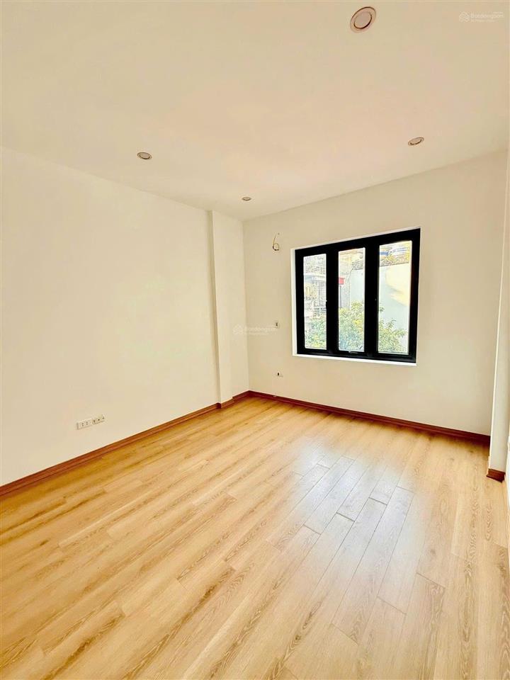 Phố vũ tông phan  mặt đường thông  kinh doanh  ô tô đỗ cửa  42m2  có ô chờ thang máy  chỉ