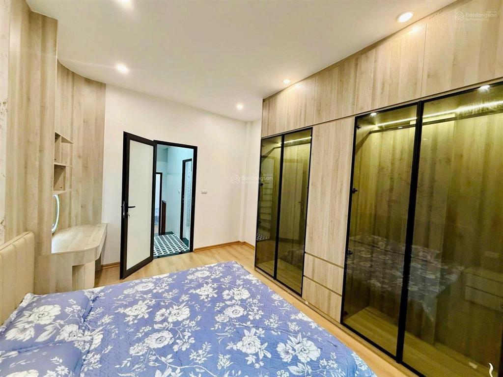 Phố vũ tông phan  mặt đường thông  kinh doanh  ô tô đỗ cửa  42m2  có ô chờ thang máy  chỉ