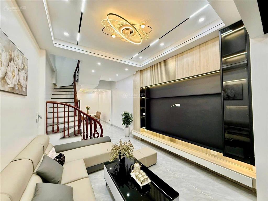 Phố vũ tông phan  mặt đường thông  kinh doanh  ô tô đỗ cửa  42m2  có ô chờ thang máy  chỉ