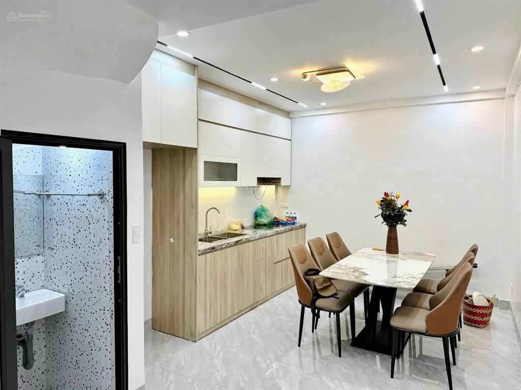 Phố vũ tông phan  mặt đường thông  kinh doanh  ô tô đỗ cửa  42m2  có ô chờ thang máy  chỉ