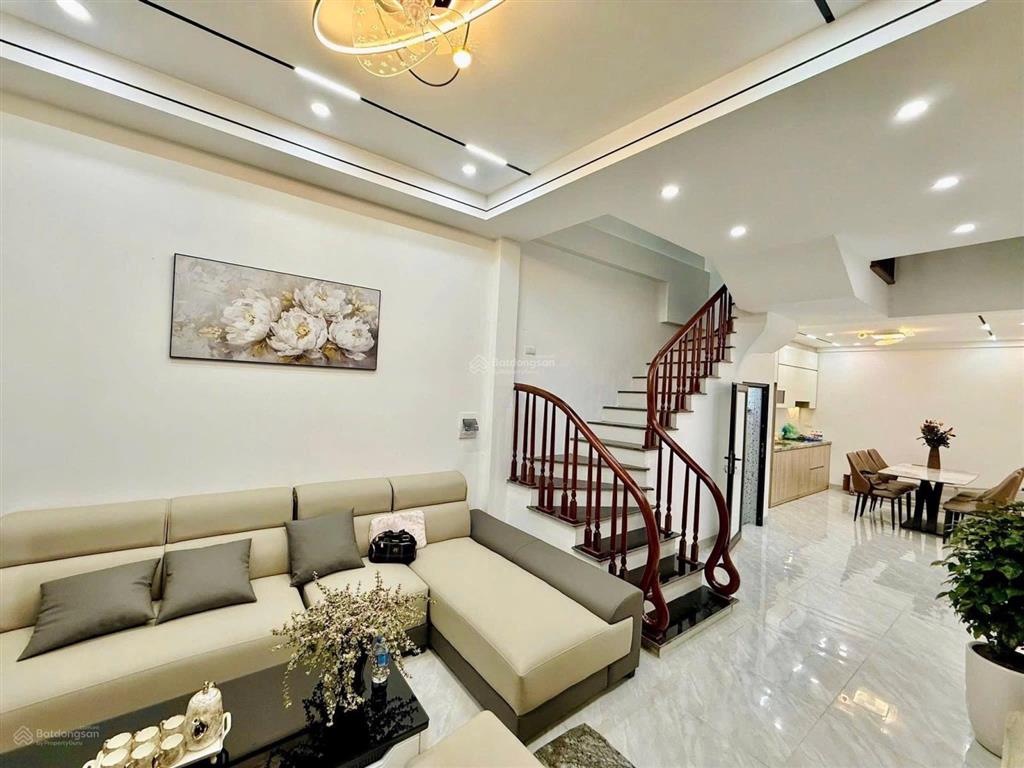 Phố vũ tông phan  mặt đường thông  kinh doanh  ô tô đỗ cửa  42m2  có ô chờ thang máy  chỉ