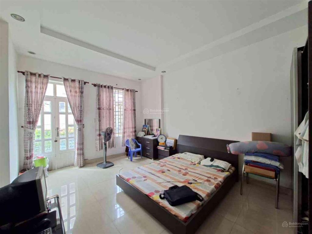 Nhà đẹp 1 trệt 2 lầu sân thượng 4 phòng ngủ trần thái tông hẻm xe hơi