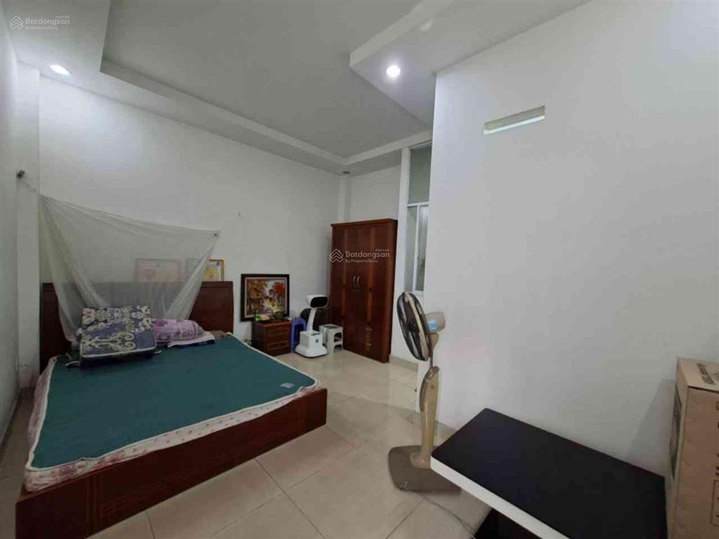 Nhà đẹp 1 trệt 2 lầu sân thượng 4 phòng ngủ trần thái tông hẻm xe hơi