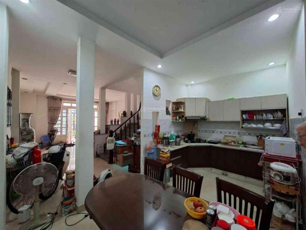 Nhà đẹp 1 trệt 2 lầu sân thượng 4 phòng ngủ trần thái tông hẻm xe hơi