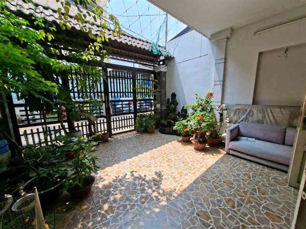Nhà đẹp 1 trệt 2 lầu sân thượng 4 phòng ngủ trần thái tông hẻm xe hơi