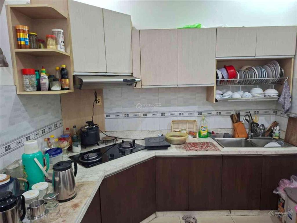 Nhà đẹp 1 trệt 2 lầu sân thượng 4 phòng ngủ trần thái tông hẻm xe hơi