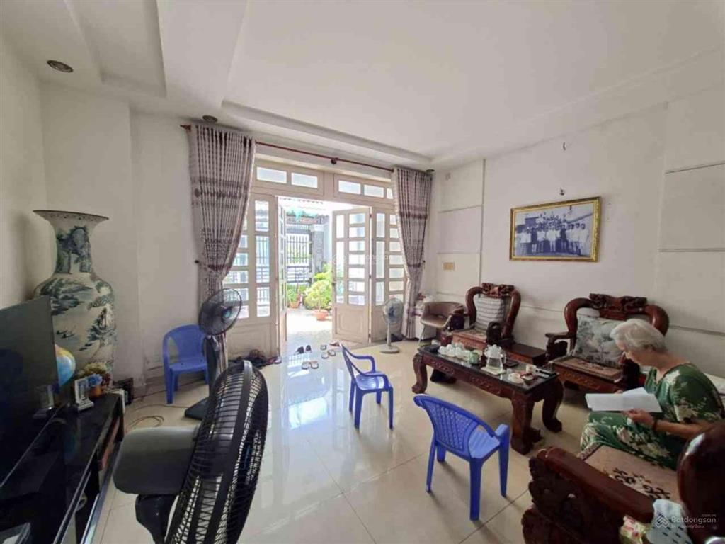 Nhà đẹp 1 trệt 2 lầu sân thượng 4 phòng ngủ trần thái tông hẻm xe hơi