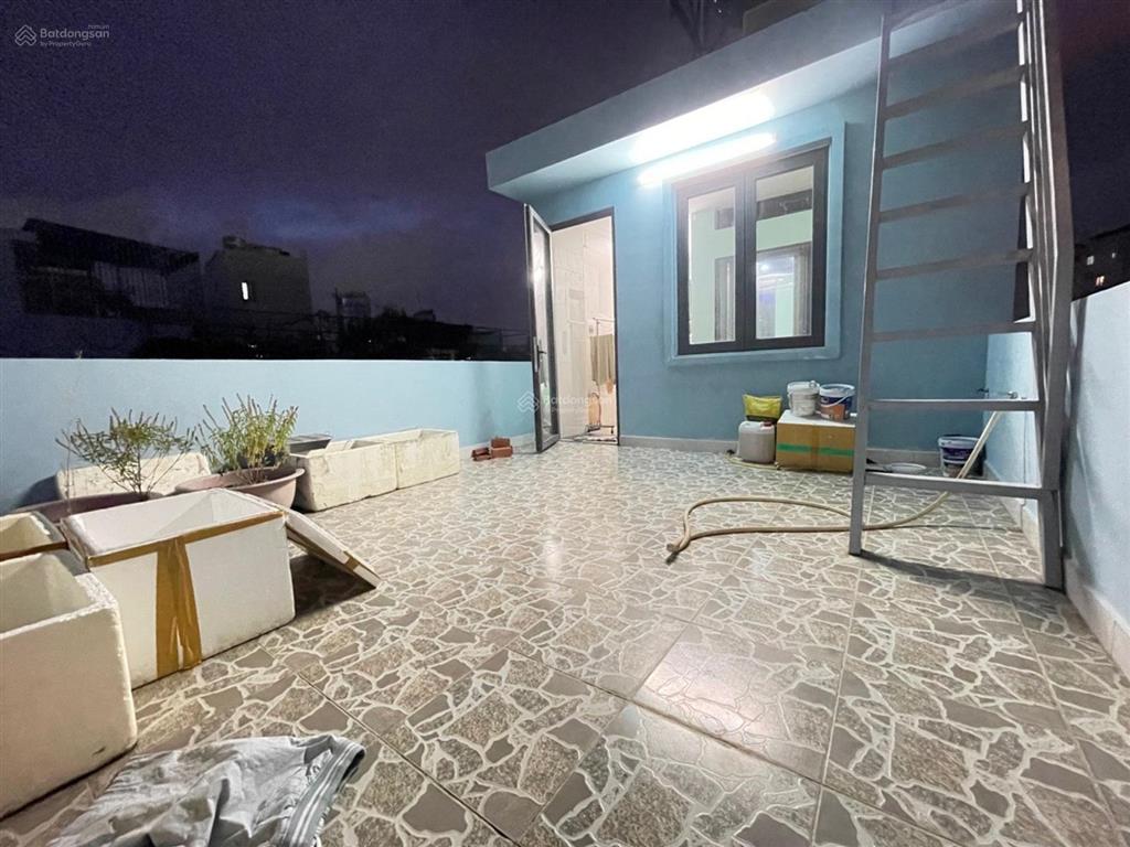 Sát chợ phạm văn bạch nhà 4 tầng có thang máy 76m² 3pn