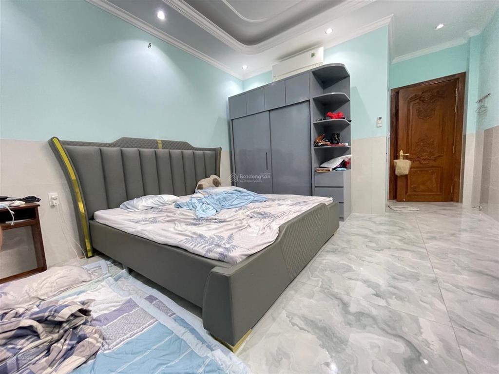 Sát chợ phạm văn bạch nhà 4 tầng có thang máy 76m² 3pn