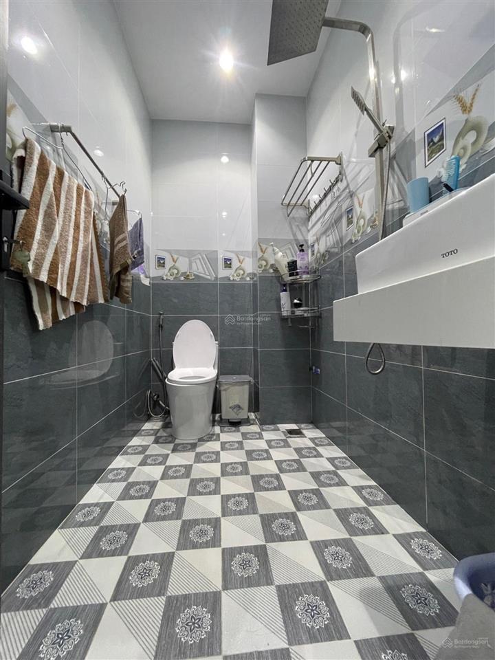 Sát chợ phạm văn bạch nhà 4 tầng có thang máy 76m² 3pn