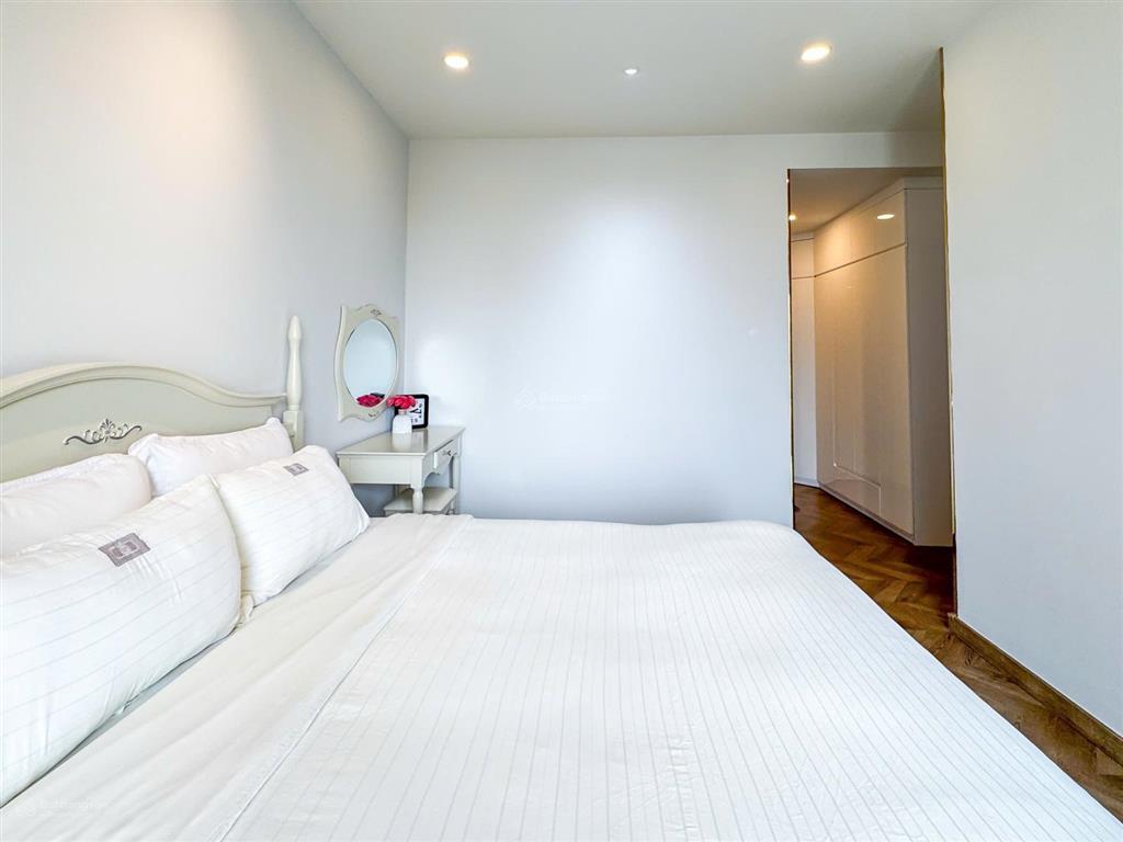 Cho thuê căn hộ midtown  phú mỹ hưng 3pn 135m2 full nội thất cao cấp.  0918 785 ***.