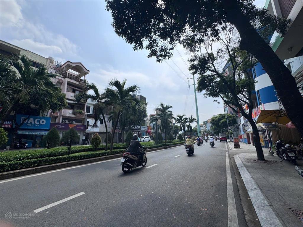Mt đường hoa khu đường hoa pn dt3,3 x 13m,cn44m²,nhà vuông vức a4,kc 7 tầng 10 pn,chỉ 16,8 tỷ tl