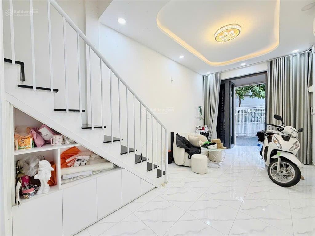 Nhà 2 tầng giá 5,9 tỷ hxh 6m cực hiếm trong phân khúc dt 3,1 x11m, huỳnh văn bánh phú nhuận