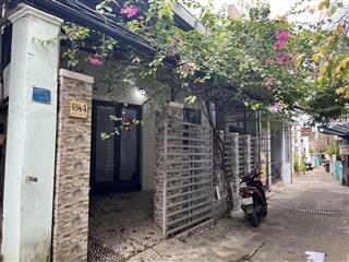 Cho thuê nhà 3 tầng 180m2 (dt đất 125m2), mặt tiền 8m, 4pn, hẻm ô tô thông ra biển, cách mt 10m.