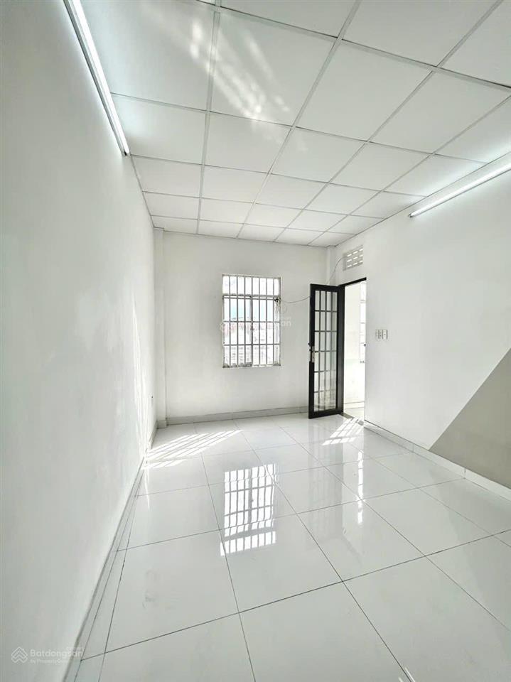 Cho thuê phòng studio rộng 25m2, cửa sổ trời, thoáng mát, ngay đường nguyễn duy trinh