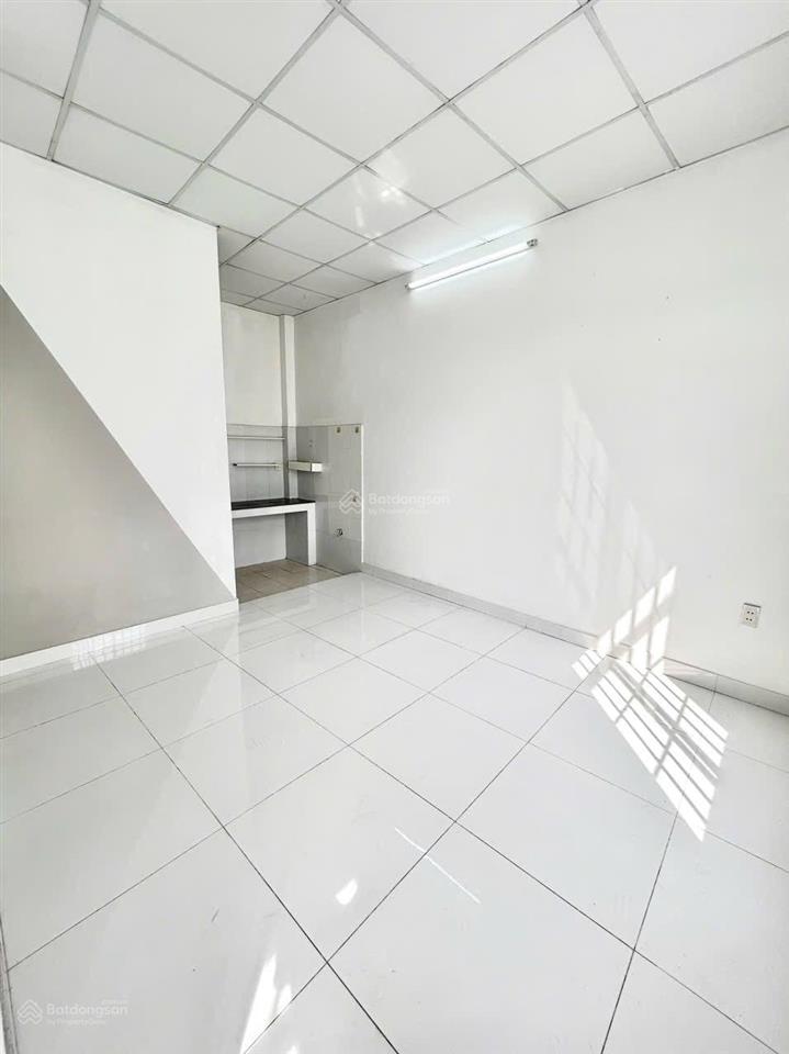 Cho thuê phòng studio rộng 25m2, cửa sổ trời, thoáng mát, ngay đường nguyễn duy trinh