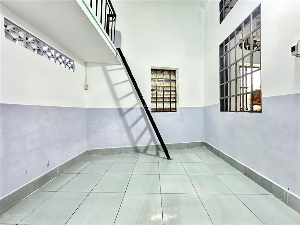 Phòng trọ có gác mới đẹp ngay cầu vượt linh xuân gần làng đại học thủ đức