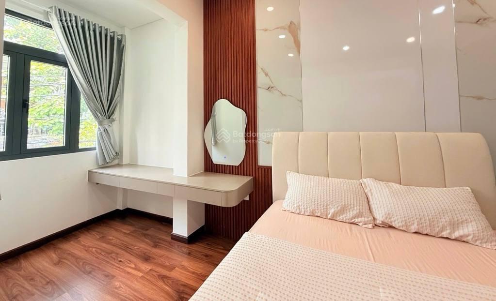 Ngay sát nguyễn gia trí(d2),gần hàng xanh, hẻm xe hơi thông, 4pn, dt gần 50m2, chỉ 8.x tỷ.