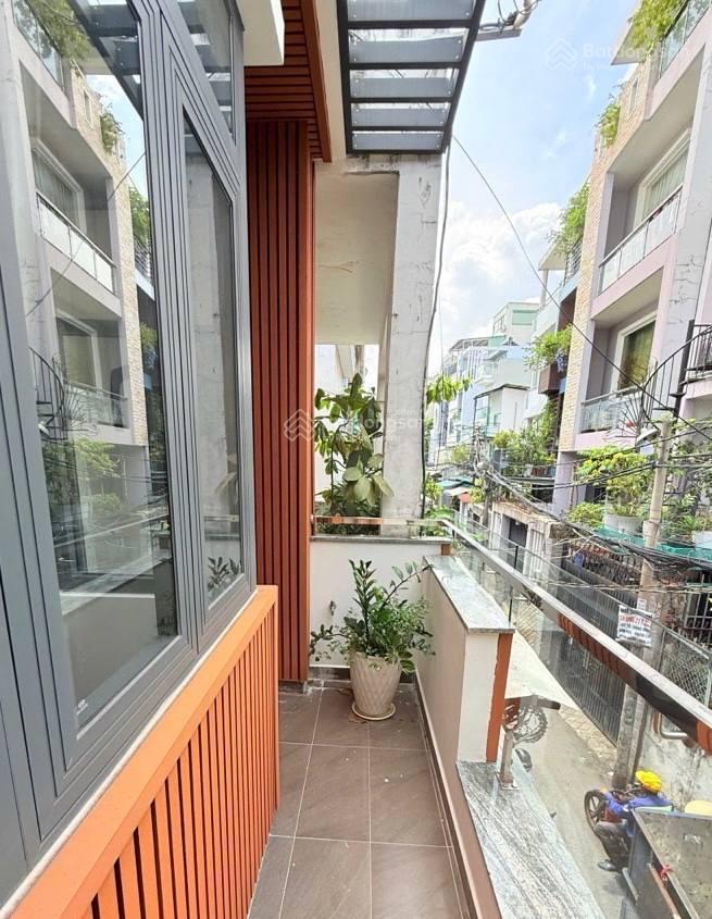 Ngay sát nguyễn gia trí(d2),gần hàng xanh, hẻm xe hơi thông, 4pn, dt gần 50m2, chỉ 8.x tỷ.