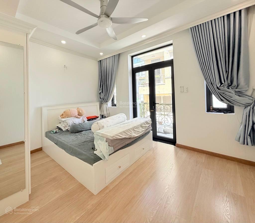 Ngay đuong d2, chỉ hơn 8 tỷ(tl),dọn ở ngay, nhà hẻm ô tô, gần hàng xanh, 3 tầng, 4pn, dt 50m2. shr.