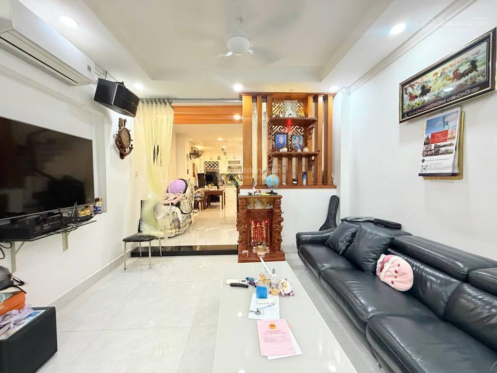 Ngay đuong d2, chỉ hơn 8 tỷ(tl),dọn ở ngay, nhà hẻm ô tô, gần hàng xanh, 3 tầng, 4pn, dt 50m2. shr.