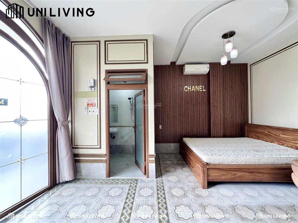 Căn hộ dịch vụ cao cấp full nội thất ban công ngay ngã tư bình thái, metro phước long